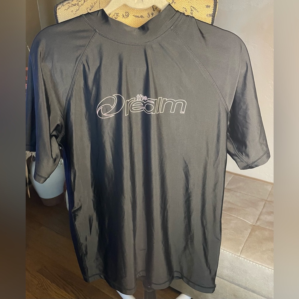 The Realm mens rash guard black Sz L Sun protection S Sleeve excellent condition